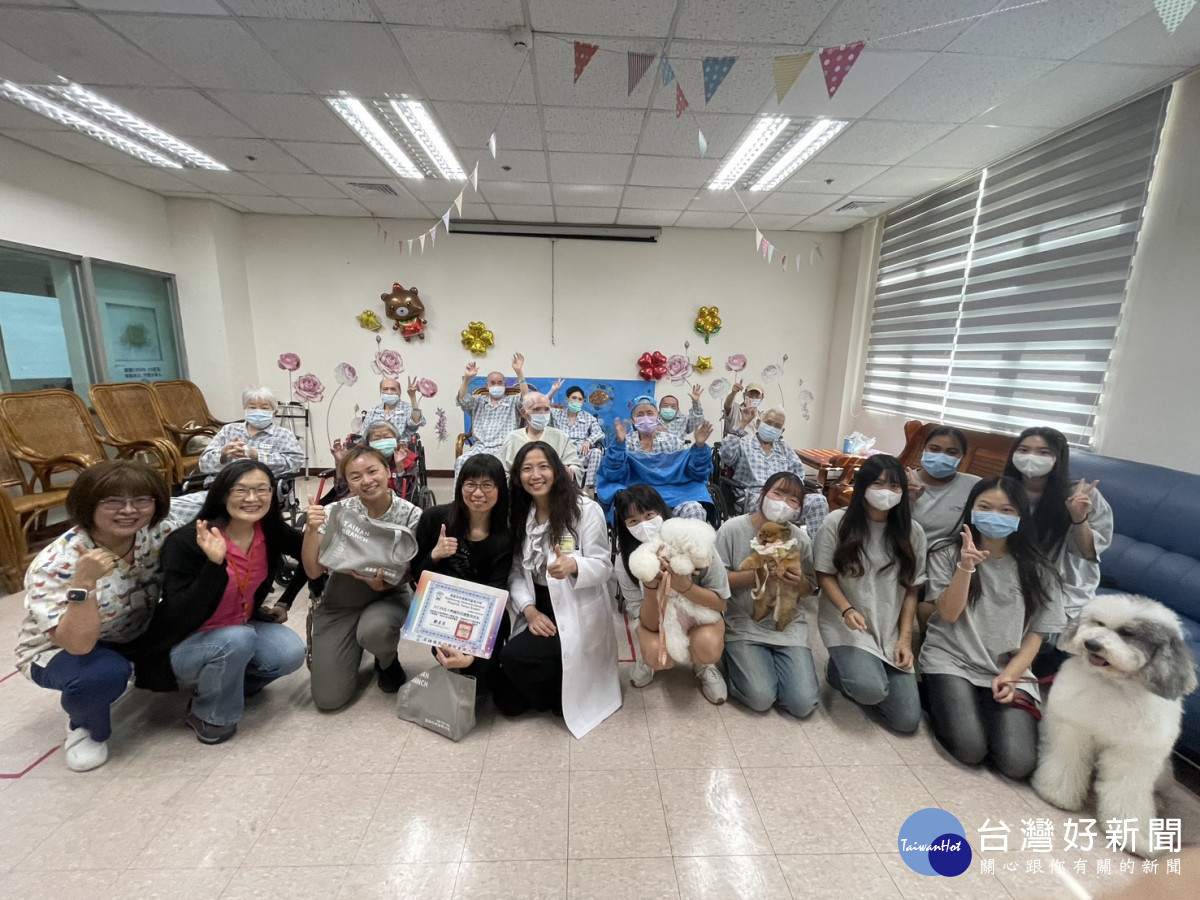 高榮臺南分院攜手大仁科大寵美系合辦「萌犬相見歡」　毛孩暖伴護理之家長輩