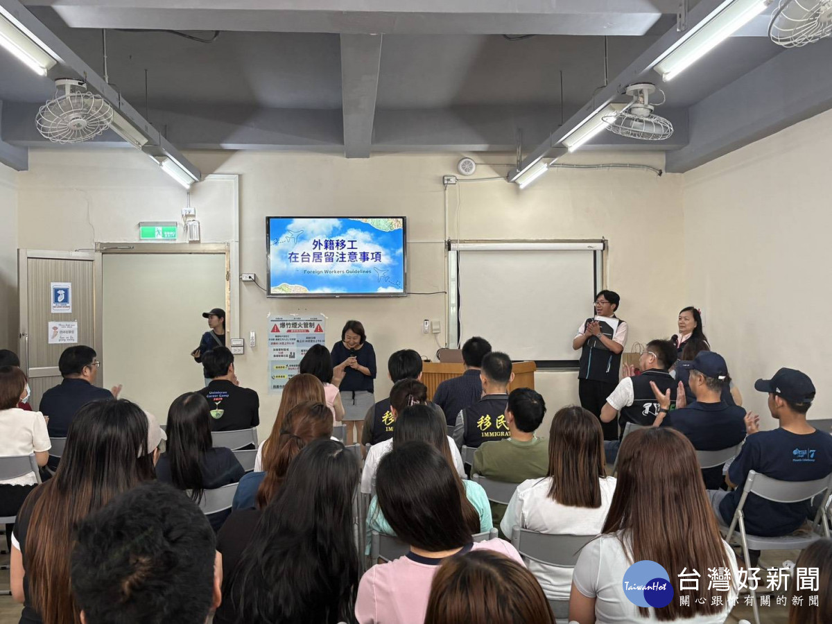 桃園環保局攜手移民署宣導防制違規燃放爆竹，以多國語言提高外籍勞工認知 。