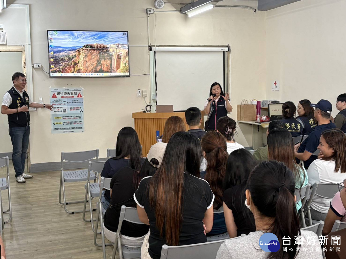 桃園環保局攜手移民署宣導防制違規燃放爆竹，以多國語言提高外籍勞工認知 。