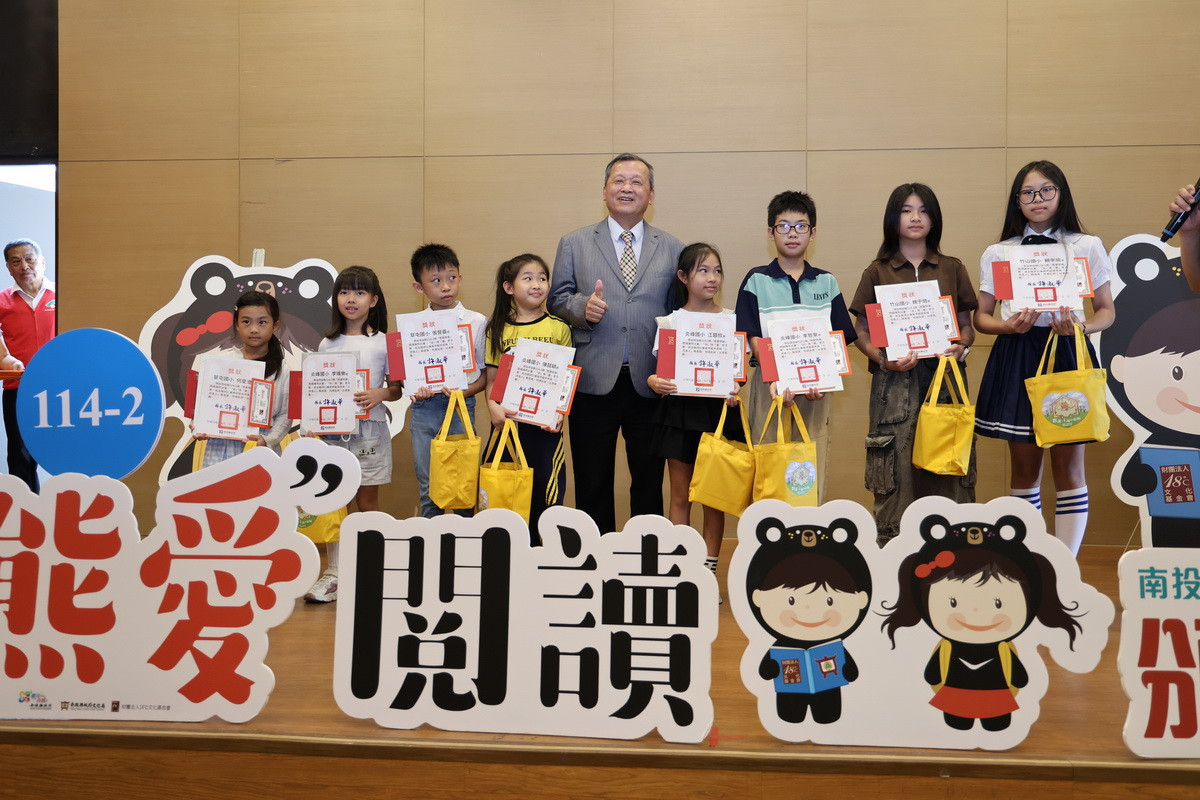 王副縣長勉勵學童提升知識力。（縣府提供）