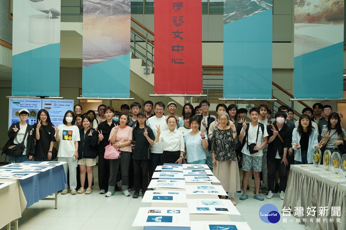 中華大學舉辦CAI學習成果競賽，師生齊聚合影展現AI結合文化創意的豐碩成果。