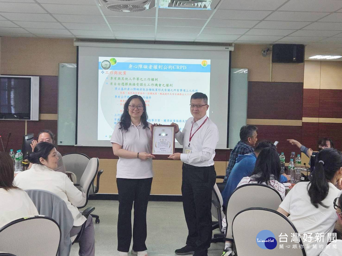 國防醫學大學副教授林藍萍(左)講授「身心障礙者服務教育（CRPD）專業講座」