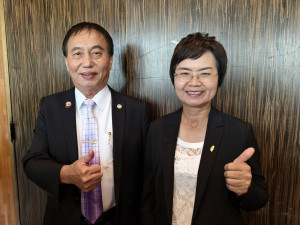 陳素月（右）強調黨內團結迎戰選舉，推「育兒321好孕媽咪」打造友善育兒環境。左為陳素月靜選總部主委陳永昌。圖／記者鄧富珍攝