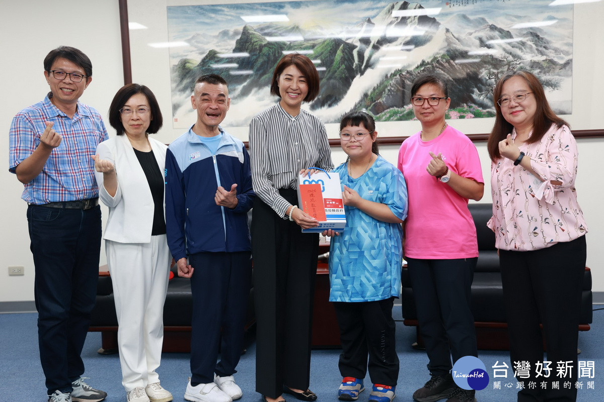 許縣長允協助黃韻慈出國夢。（縣府提供）<br />
<br />
