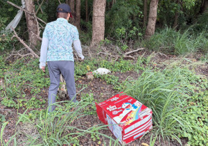男子綑綁開光雞後棄置養雞場前，涉虐待棄養遭罰4萬5千元／嘉義縣府提供