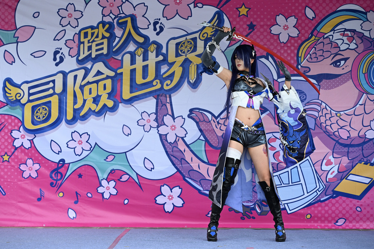 榮獲COSPLAY 競賽冠軍的 COSER 昭昭，以《崩壞：星穹鐵道》中的角色「黃泉」驚豔全場。（暨大提供）