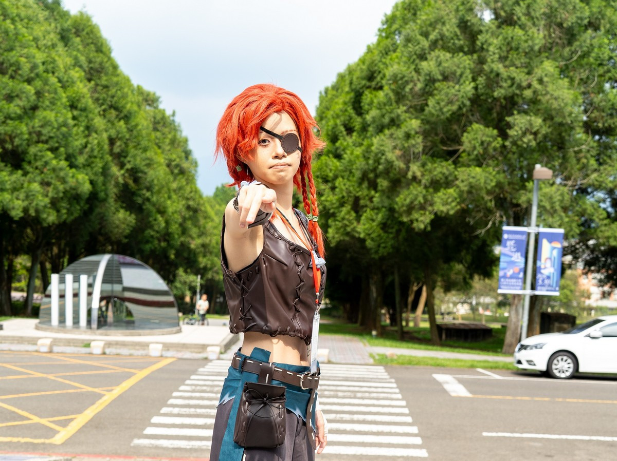 COSER 麻菓開心的說，暨大校園正是得天獨厚的伸展台。（暨大提供）