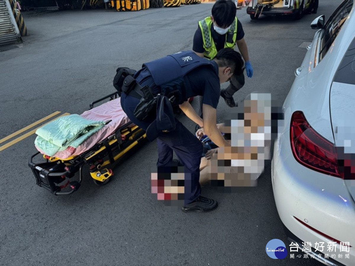 婦人晨運低血糖跌坐路旁　太平警眼尖暖助返家