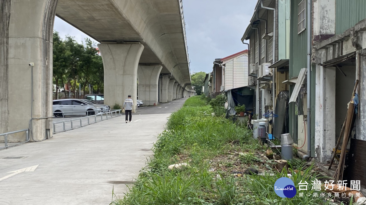 台中鐵路高架化豐原至潭子段東側因遺留工程圍籬及環境髒亂。