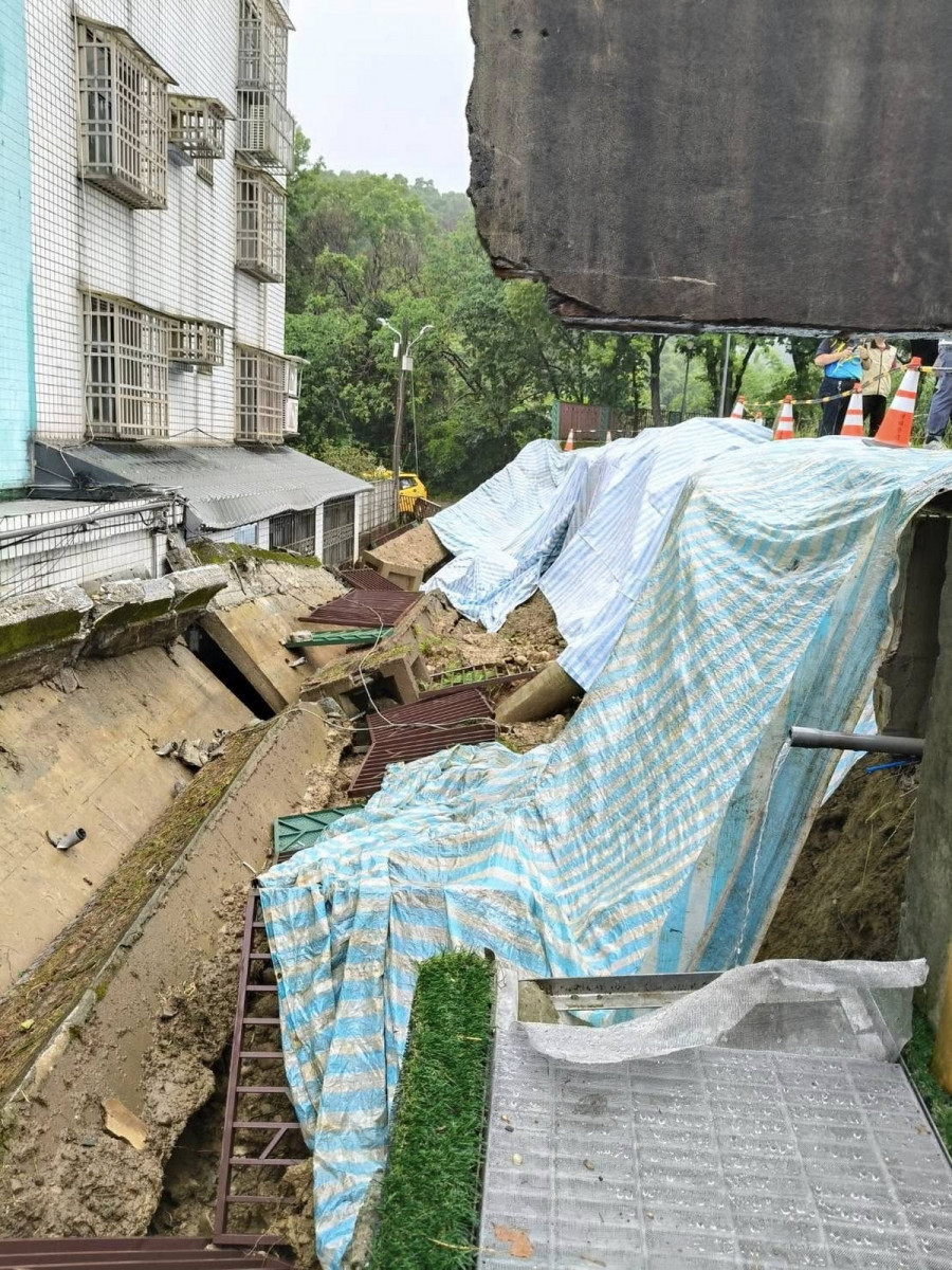 桃園市龜山區楓樹國小4日晚間因突降豪大雨導致圍牆倒塌。（圖／市議員李宗豪辦公室）