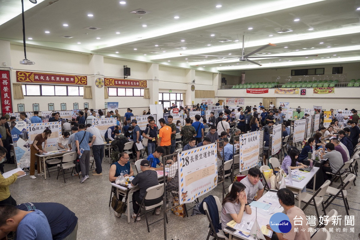 桃園市政府勞動局攜手退輔會舉辦大型徵才活動。