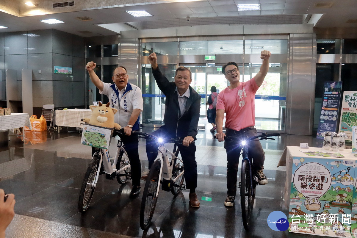 活動推出水陸空玩法，讓遊客盡興。（記者扶小萍攝）