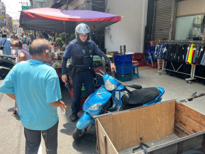 楊梅警調閱監視器前往武營街一帶尋找，協助老翁尋獲愛車。