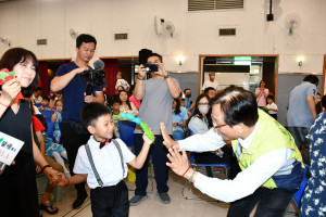林世賢市長引領幼兒園畢業的小朋友進場後一一致意祝福。圖／彰化市公所提供