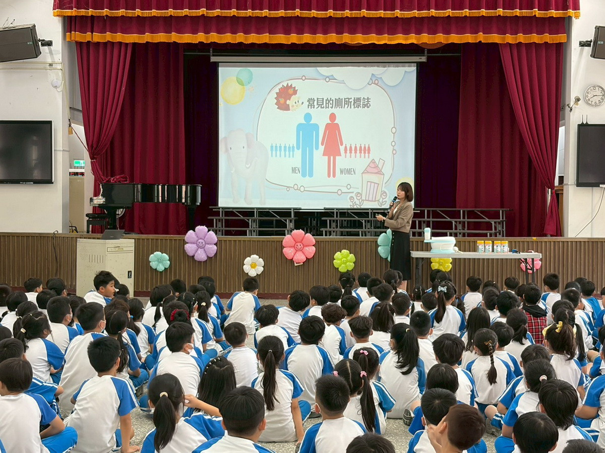 讓學童認識常見的男女廁標誌。（環保局提供）<br />
