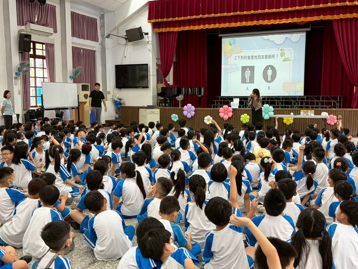 學童們建立正確觀念踴躍搶答。（環保局提供）