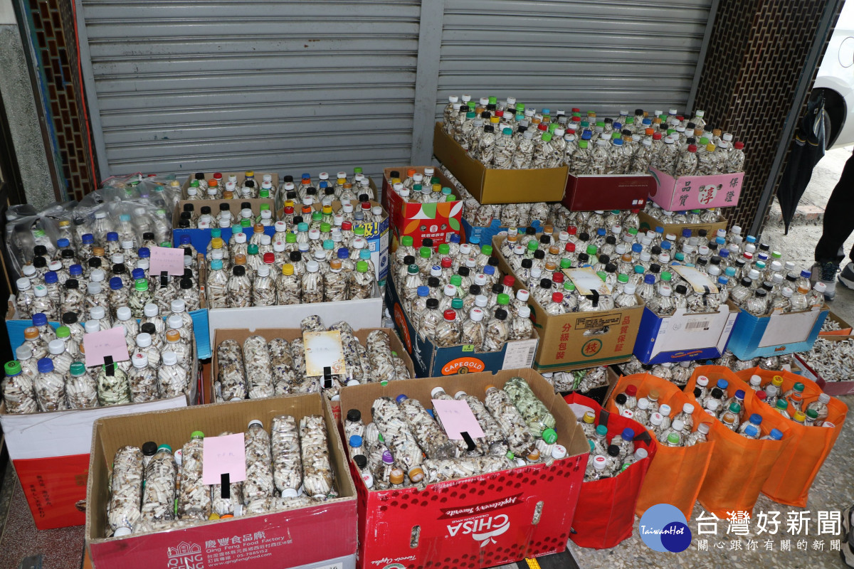 ８旬婦人撿拾菸蒂達1192瓶（每瓶約600毫升），依每瓶20元維護金計算，共可兌換23840元／縣府提供