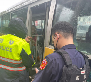 老婦公車上喃喃自語引關注，警方協助平安返家。