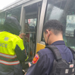 老婦公車上喃喃自語引關注，警方協助平安返家。