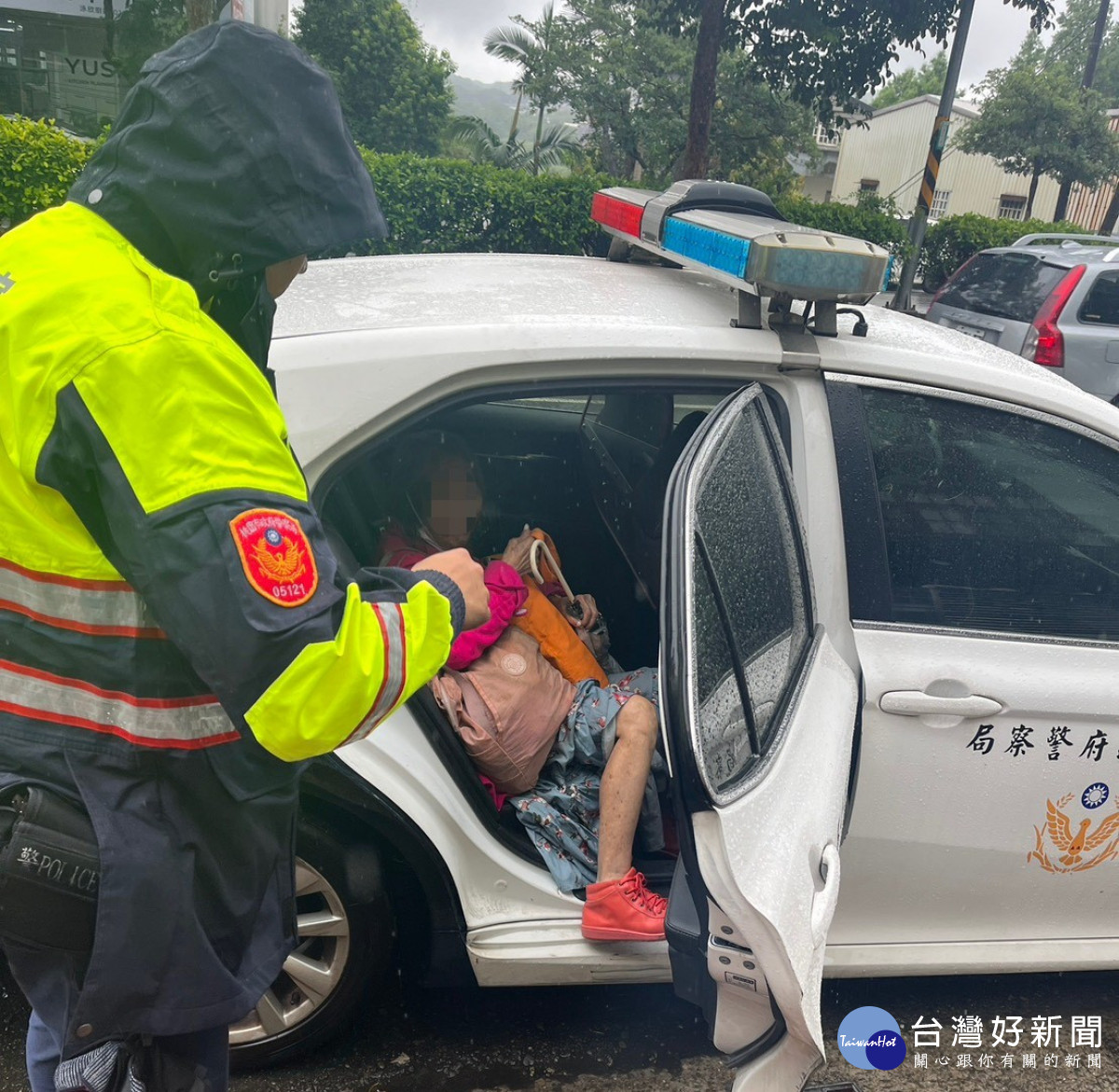 老婦公車上喃喃自語引關注，警方協助平安返家。