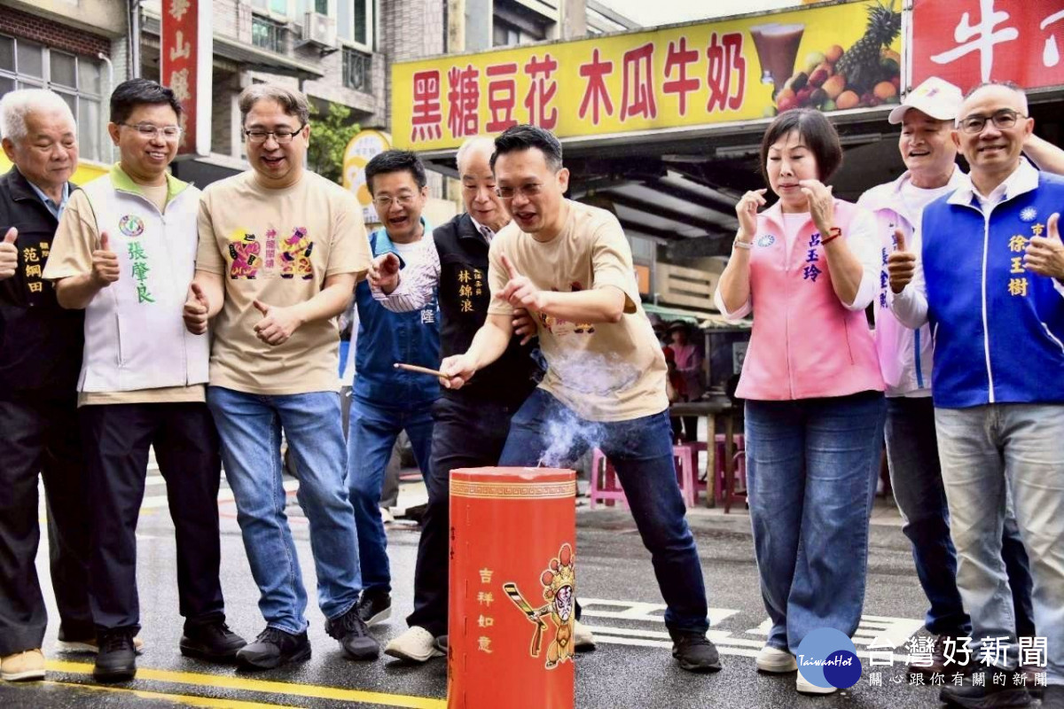 鳴炮起駕祈求豐登。