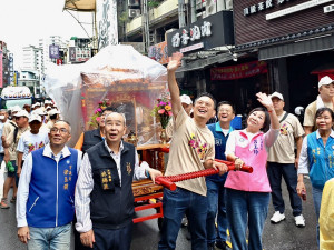 神龍鬧鎮熱鬧起駕。