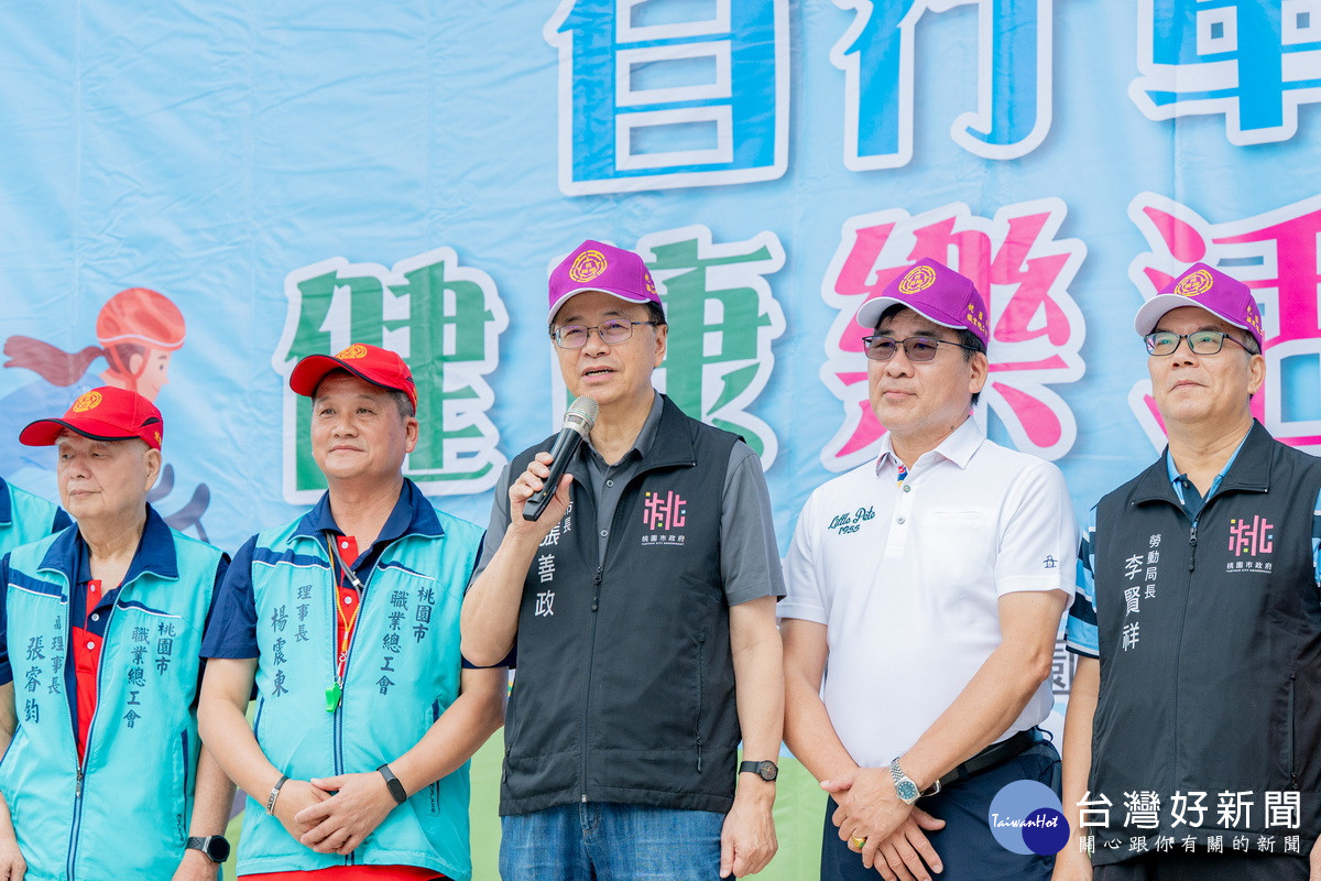 桃園市長張善政於「桃園市職業總工會115年勞工育樂活動自行車健康樂活行」中致詞。<br />

