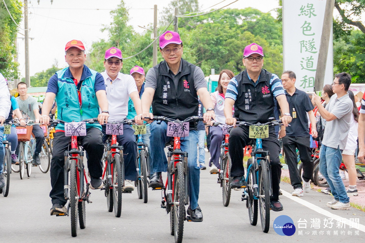 桃園市長張善政於活動中和大家一起騎自行車。