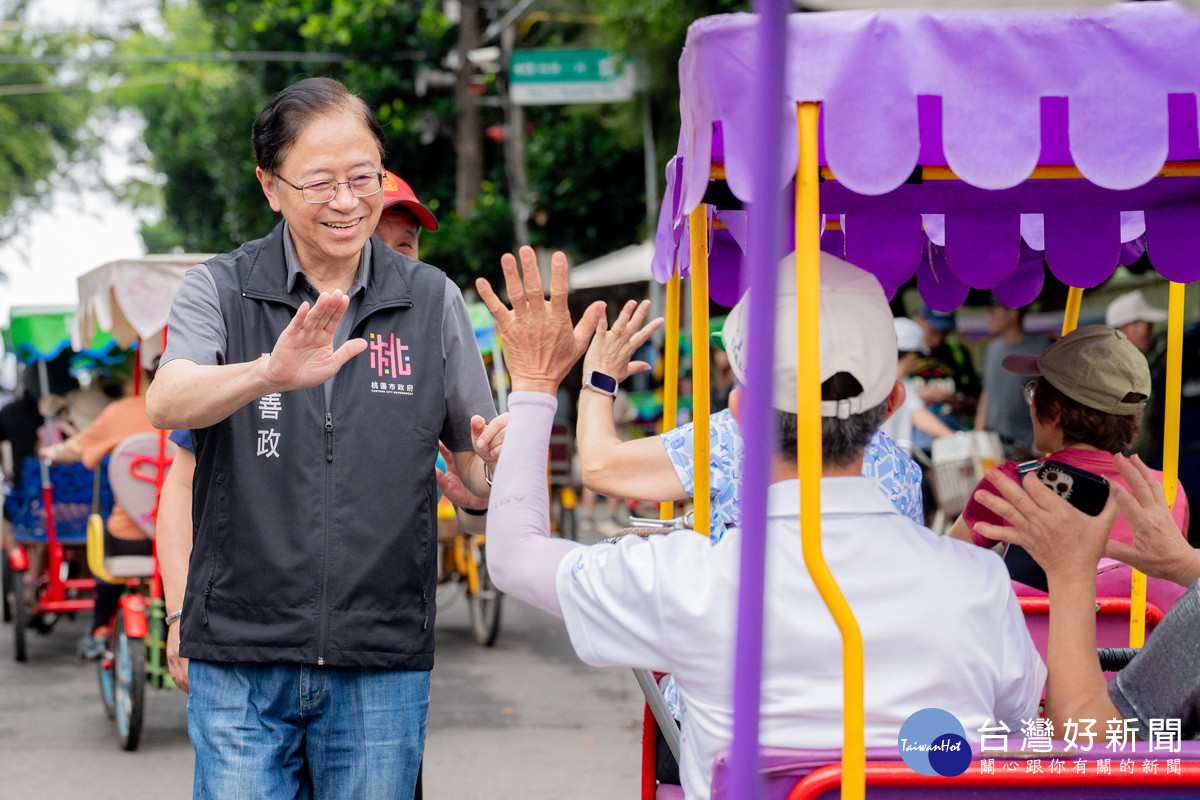 桃園市長張善政於活動中和勞工朋友們互動。<br />
