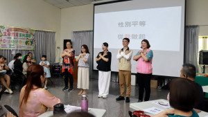 新住民家庭與來賓一同宣示性別平等，從我做起。（記者扶小萍攝）