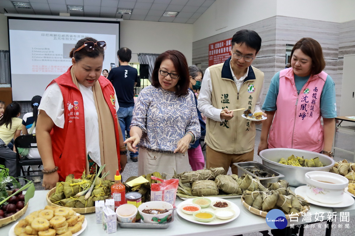 羅美玲向來賓介紹異國口味粽子。（記者扶小萍攝）