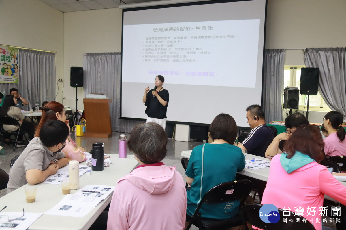 陳富新主講性平的重要與差異。（記者扶小萍攝）