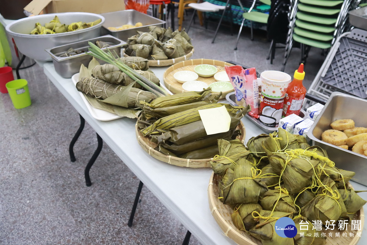 娘惹粽、越南粽、印尼粽各有不同造型及口味。（記者扶小萍攝）