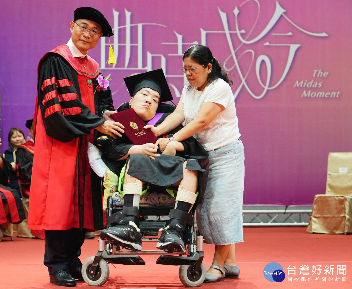 罹患腦性麻痺的郭宇晨（中）以堅定意志、積極的態度，克服身體限制與學業挑戰，完成大學學業。