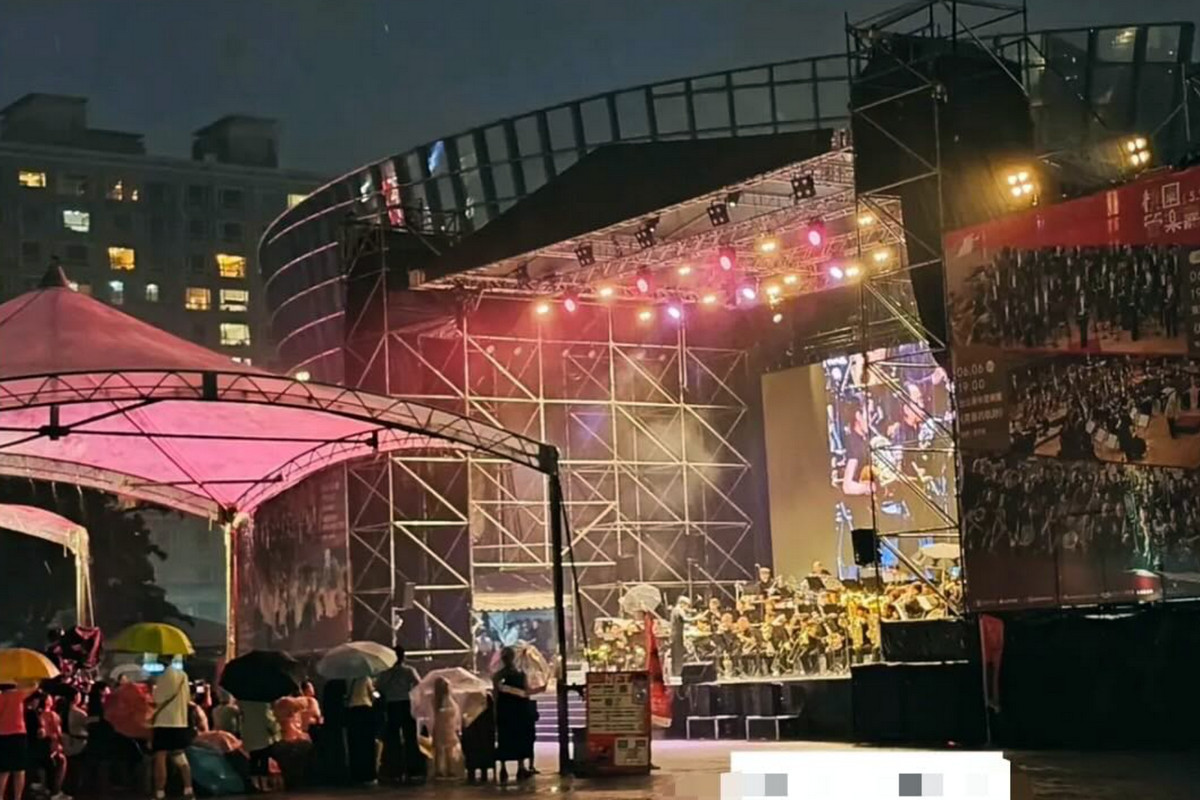 民眾撐傘於桃園區藝文廣場欣賞東京佼成管樂團戶外首演。（圖／桃園市言議員黃瓊慧網頁）<br />
