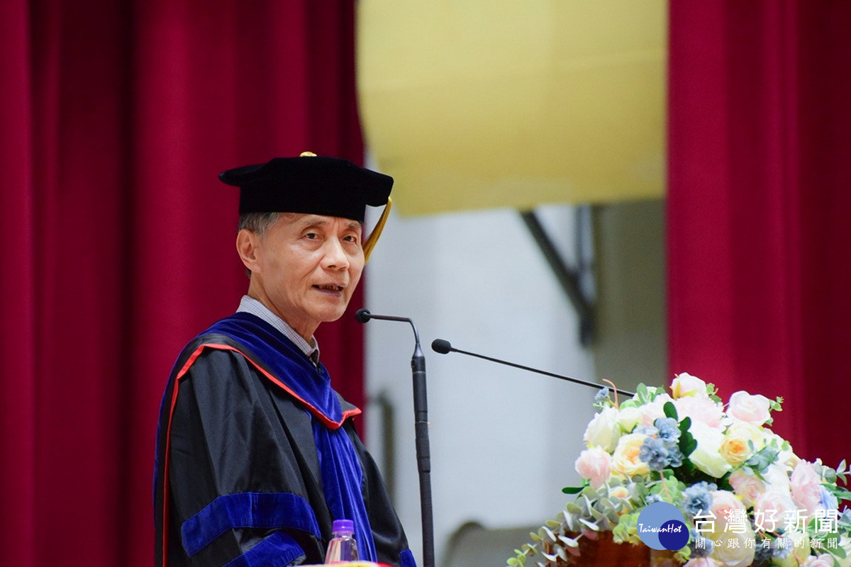 中原大學校長李英明勉勵畢業生擁抱科技創新，以專業所學回饋社會。<br />
