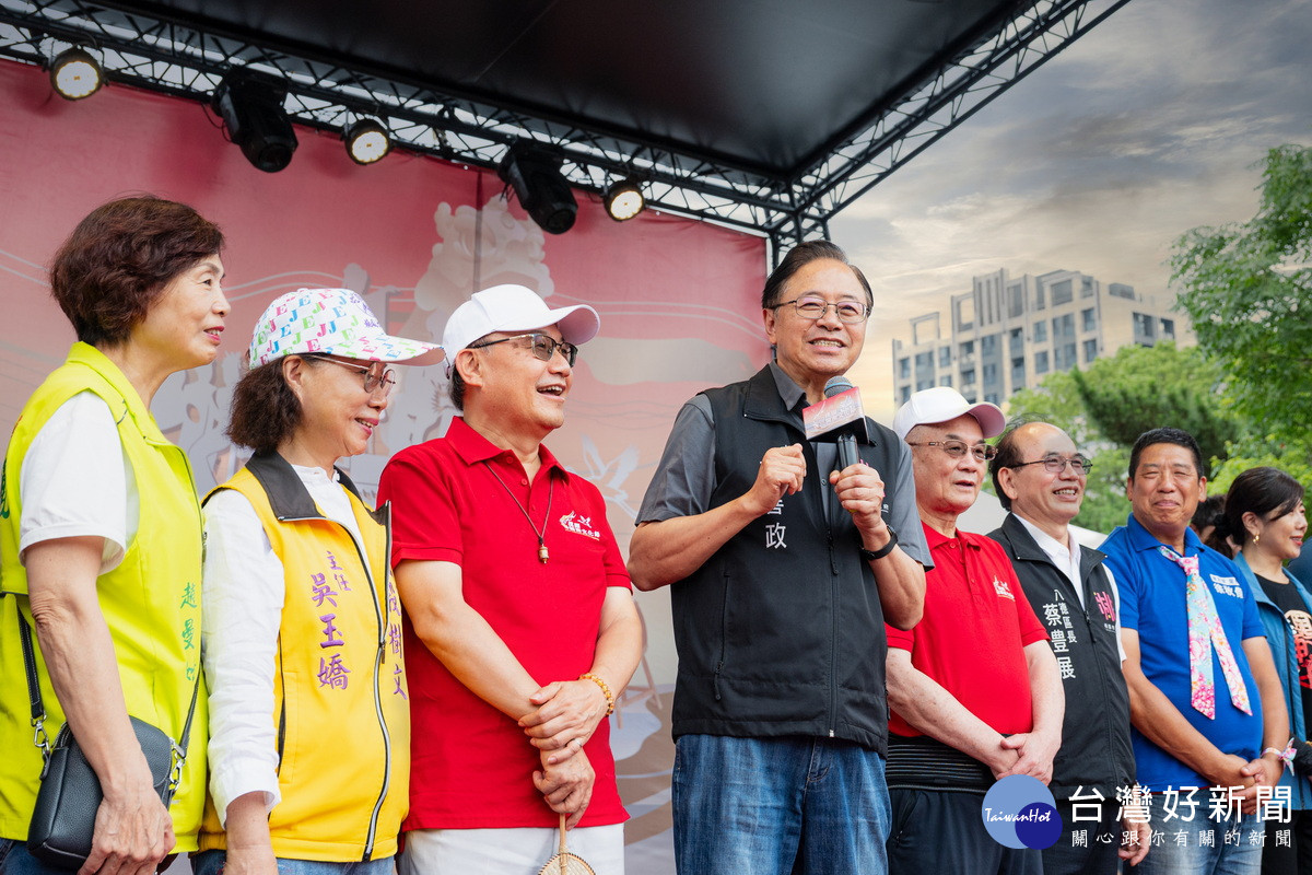 桃園市長張善政於「2026桃園閩南文化節-藝閣踩街」活動中致詞。