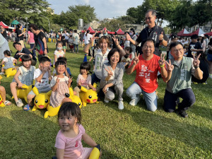 臺中市長候選人何欣純與臺中市議員參選人蔡怡萱、謝志忠議員共同舉辦「親子同樂列車－魔法氣球與童樂泡泡水派對」