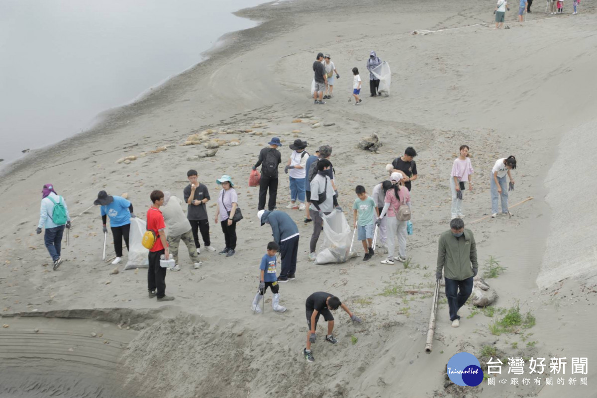 矽品精密連續第7年在中台灣海岸線舉辦淨灘活動，號召約350位員工與供應商夥伴齊聚參與。