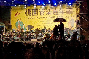 桃園市政府秀出2021年前市長鄭文燦任內，也是冒雨舉辦桃園管樂嘉年華。