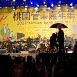 桃園市政府秀出2021年前市長鄭文燦任內，也是冒雨舉辦桃園管樂嘉年華。