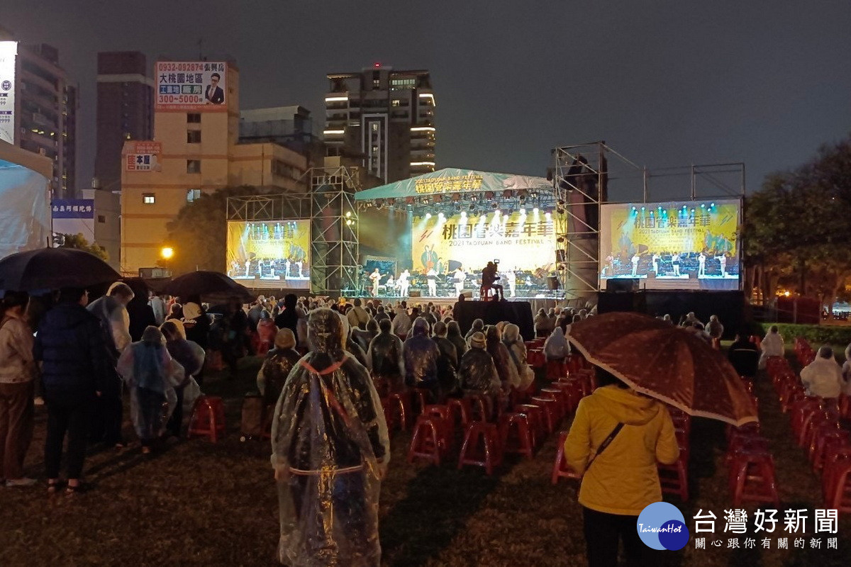 桃園市政府秀出2021年前市長鄭文燦任內相片,也是冒雨舉辦桃園管樂嘉年華。