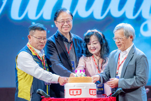 桃園市長張善政與嘉賓一同切生日蛋糕祝中央大學111週年校慶。