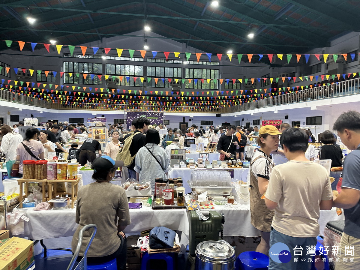 創生市集人潮湧入非常熱鬧。（記者扶小萍攝）