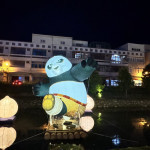 功夫熊貓現身鹿港！小鎮光影藝術節璀璨開燈 點亮夏日夜空（功夫貓熊造型）。圖／彰化縣政府提供