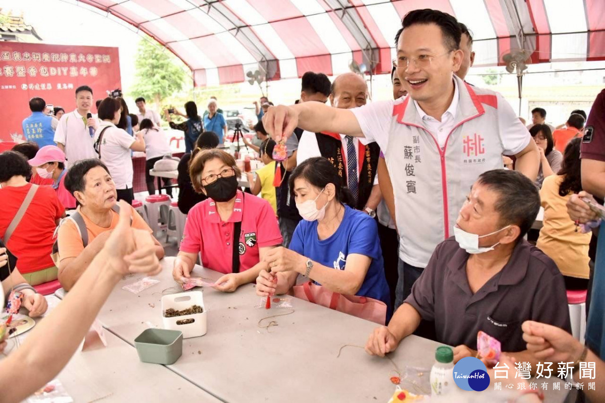 蘇俊賓親自動手做香包。<br />
<br />