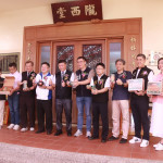 蘇處長陳鄉長與來賓共同開封今年特等茶於現現供品茗。（記者扶小萍攝）