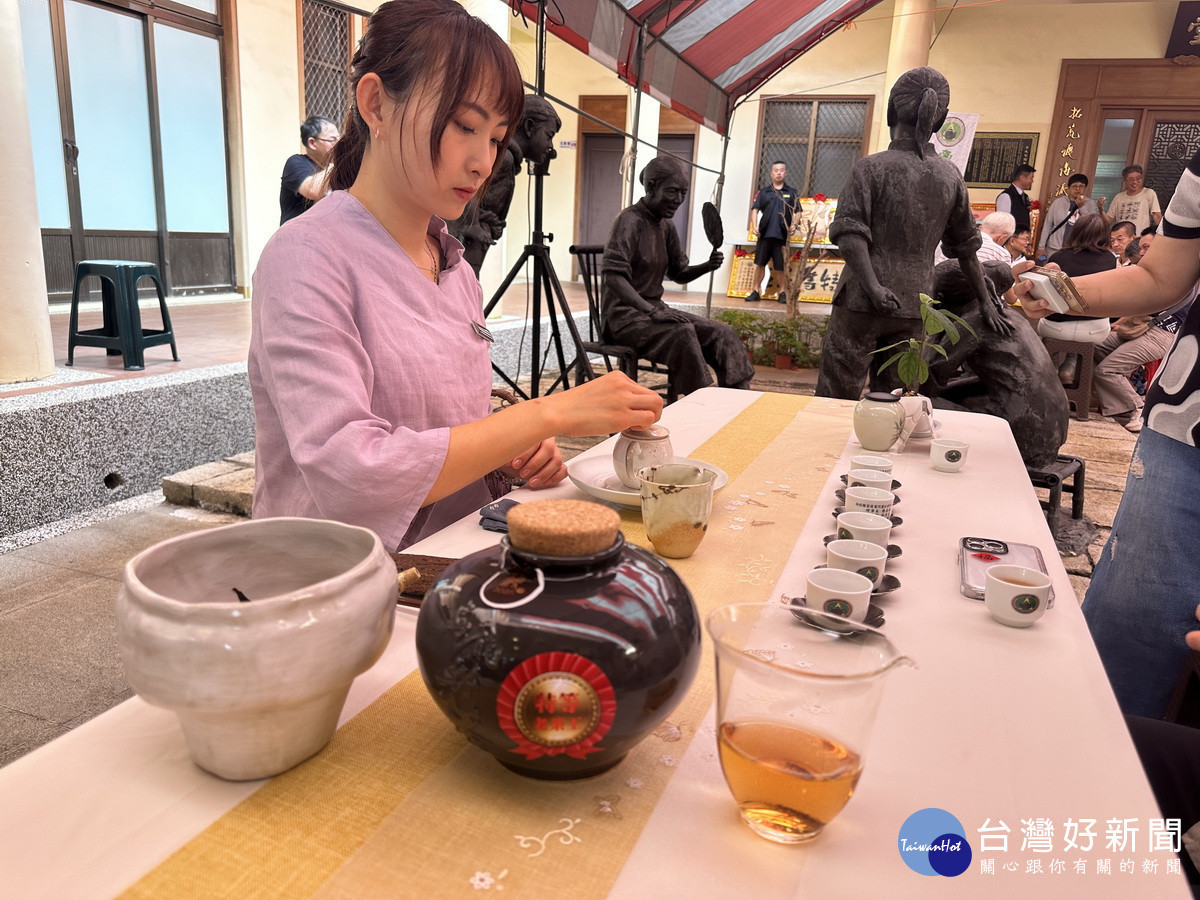 活動中開放35年老茶王讓大家品評。(記者扶小萍攝)
