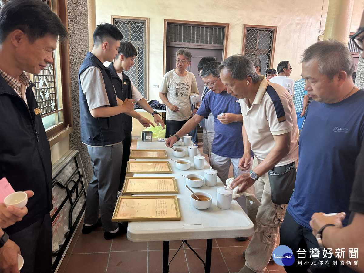 各組特等茶泡出讓大家品茗。(記者扶小萍攝)