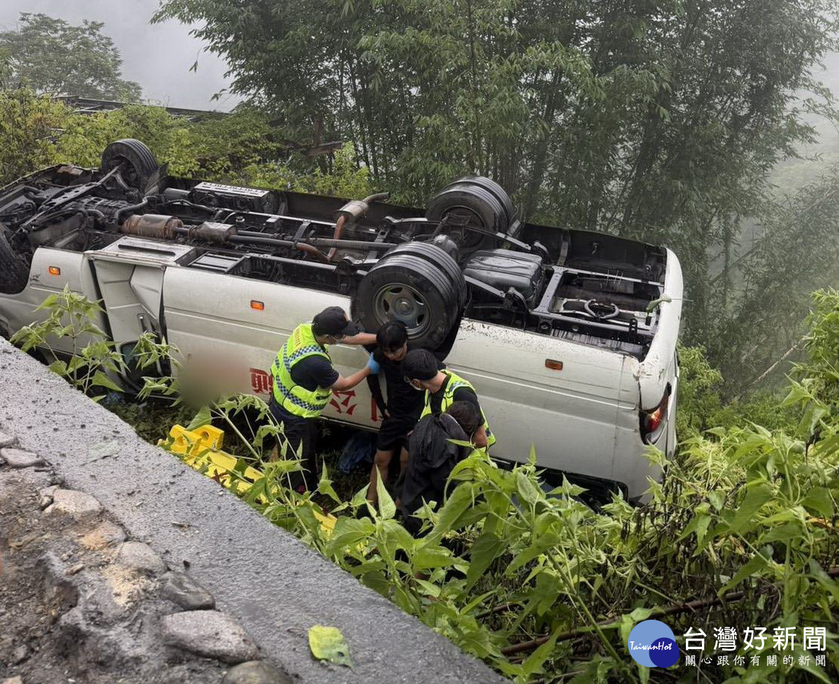 菲籍遊客乘中巴赴合歡山　下山時意外翻覆16人受傷